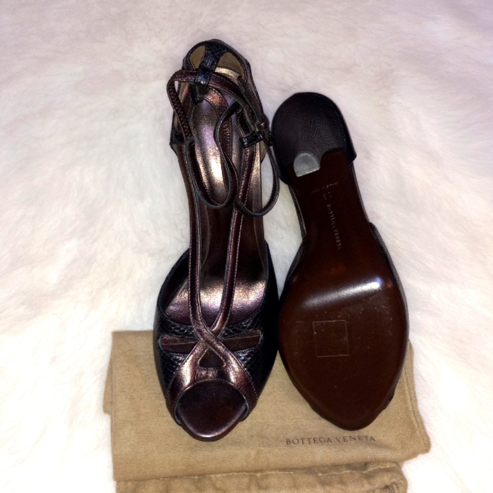 Bottega Veneta Embossed Sandals - Picture 3 of 7